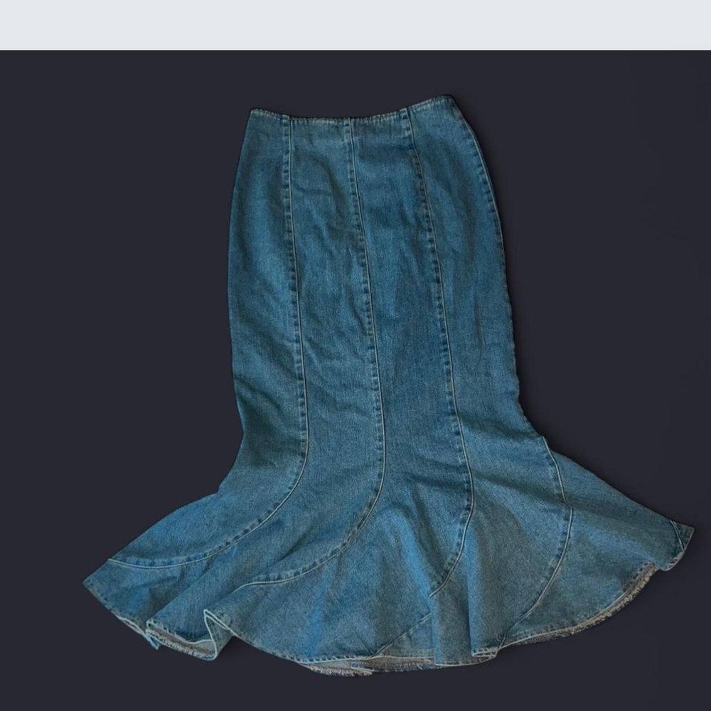 Denim mermaid 🧜‍♀️ tail low rise  
00s skirt